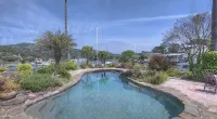 Luxury Tranquil Waterfront Haven w/Pool & Spa - Uima-altaat