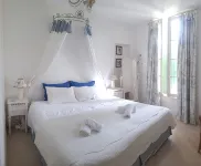 Charming house with large heated swimming pool near Saint-Emilion