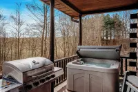 "Ultimate Luxe Escape with Private Movie Theater and Game Room" - Alppimaja