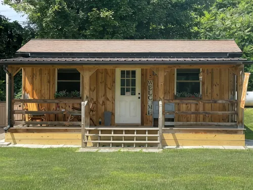 Ayers’ Acres ~ Cabin 3, Charming Cabin for 2 Near Corning-Watkins Glen NY.