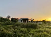 Jala Jala Casita Blanca Tiny House and Farm Stay with Mountain View and Pool
