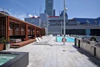 Modern Downtown Apartments - สระว่ายน้ำบนดาดฟ้า