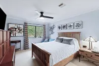 Lakefront Condo Lake Keowee • Resort Amenity • Modern Luxury Vibe • Dog Friendly