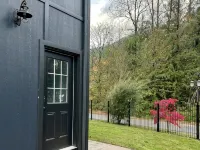All New Retro Design Carriage House on the Fraser River โรงแรมในโฮป