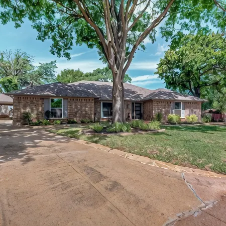 Spacious 5-Bedroom House with Wifi and Newly Furnished in Fabulous Arlington.