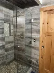 Cozy cabin at Lake Cushman in Hoodsport, WA with AC, Wi-Fi, kayak, beach, hottub