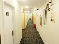 7Days Inn Chain Hotel (Wafangdian Railway Station) - parking