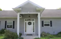 Charming 3-bedroom house: Winona Lake Front - 3つ星