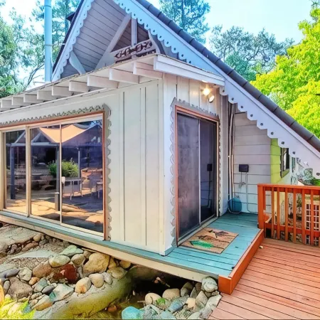 Yosemite Mountain Chalet with private sauna, decks, fireplace, air hockey & WiFi