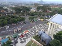 Pohon Inn Hotel - parking