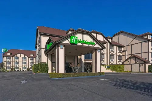 Holiday Inn SELMA-SWANCOURT by IHG - parking