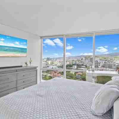 Beach, City lights and Mountain Views 180 degrees view & centrally located Rooms