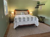 Ayers’ Acres ~ Cabin 3, Charming Cabin for 2 Near Corning-Watkins Glen NY.