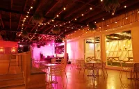 Barrys Beach Road Hotel