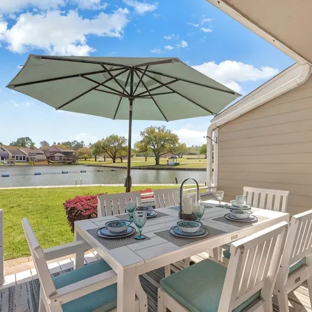 Lake Conroe Waterfront Updated 3Br Condo with Pools, Paddle Boards & Views