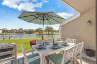 Lake Conroe Waterfront Updated 3Br Condo with Pools, Paddle Boards & Views