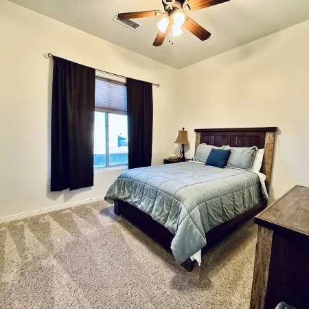 Spacious Home with private pickleball court, close to all Lake Powell activities