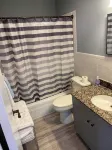 2-bedroom with a loft . Only a block away from the ATV/hiking trails !!! - 3つ星