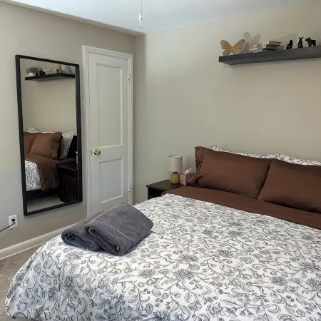 3BR/1BA Townhouse easy walk to University of Delaware campus, free parking spot.