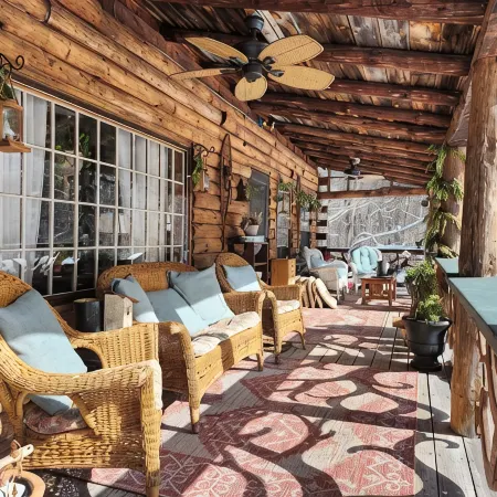 Lovely Log Cabin Retreat: Cozy Fireplace, Beautiful Gardens & Nature