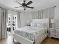Outdoor Oasis Heated Pool, Hot Tub, Fire Pit, Tiki, Games Hotels in Lighthouse Point
