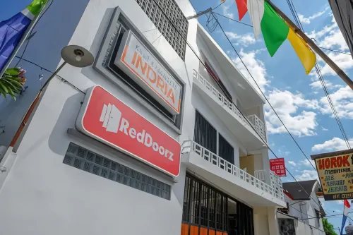RedDoorz Plus near Pasar Gede Solo