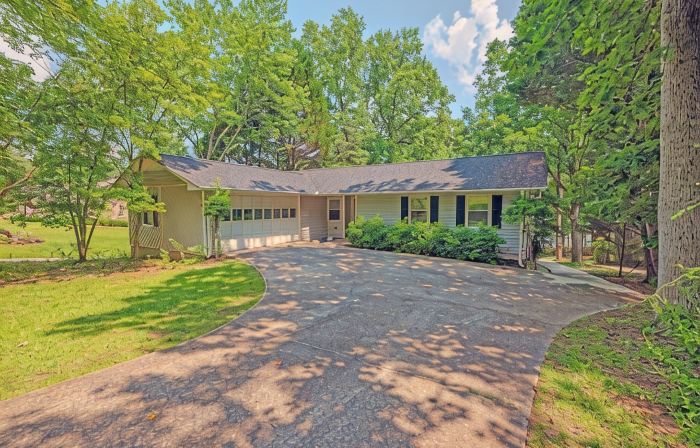 Lake Hartwell ~ Boat ~ Kayaks ~ Fire Pit ~ Private Dock ~ Bar ~ Pool Table