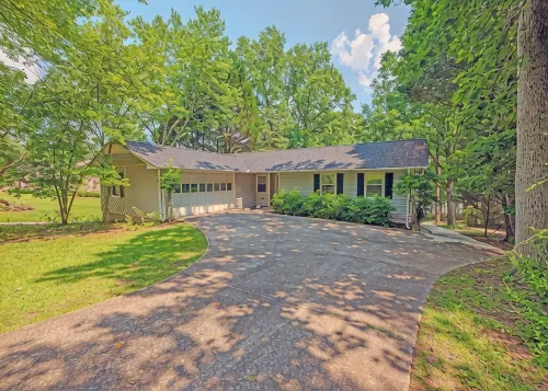 Lake Hartwell ~ Boat ~ Kayaks ~ Fire Pit ~ Private Dock ~ Bar ~ Pool Table - Homestays