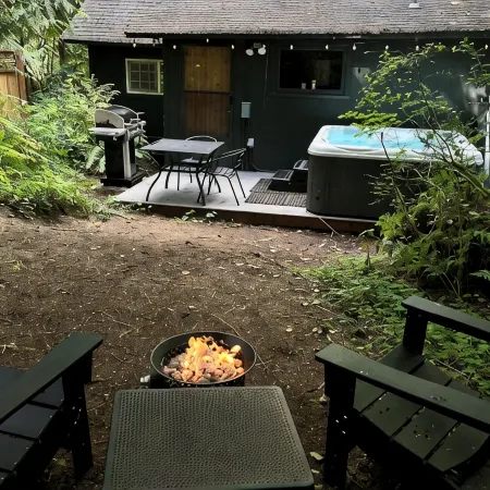 Cozy Cabin near Mt Hood with Hot Tub