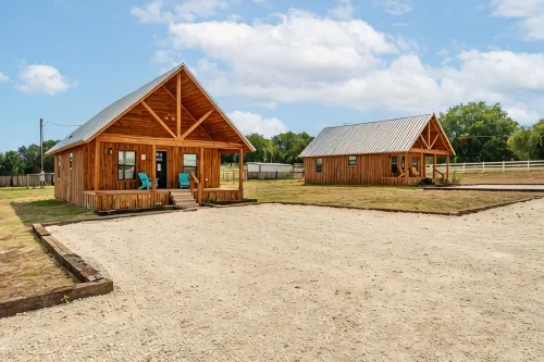 The Yellow Rose Cabin on Lake Granbury - 3-Star