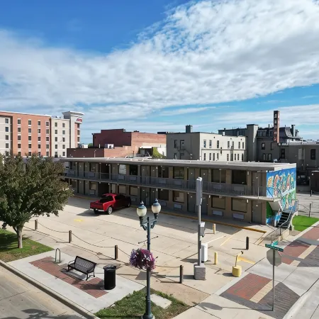 Lindell - Updated Downtown Studio - One Block From Main Street - King Bed!