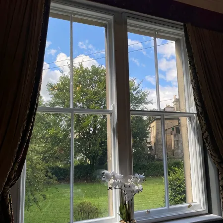 Huntress Suite, Buxton - a beautiful victorian apartment with private parking.