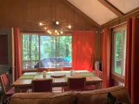 Cozy, Stylish 3-Bedroom Mid-Century Chalet in Pocono Pines' Lake Naomi - homestay
