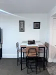 Convenient Walkout Basement Apartment, private entrance in Aurora with WiFi - บังกะโล