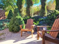 Backyard Guesthouse near Nelson w/ Hot Tub - Hytter