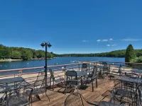 Walk to Beach, Spacious Backyard Hotels in Lake Ariel