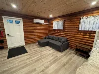 Peaceful log cabin on a back gravel road with private deck and amenities of home - Hytter