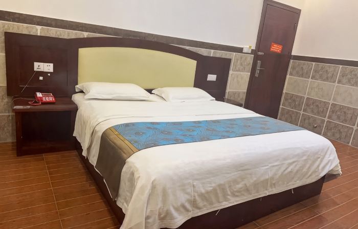 Shuangfeng Business Hotel (Baise High-speed Railway Station)