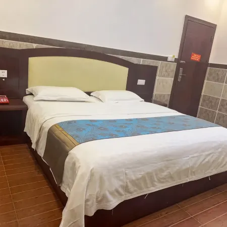 Shuangfeng Business Hotel (Baise High-speed Railway Station)