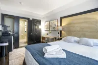 Timeless New York Stay —Walk to Broadway, Times Square & More 1-bedroom building - Bungalows