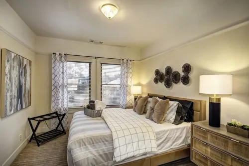 Exceptional charming spacious 2bedroom French colonial in desirable midtown area - Condos