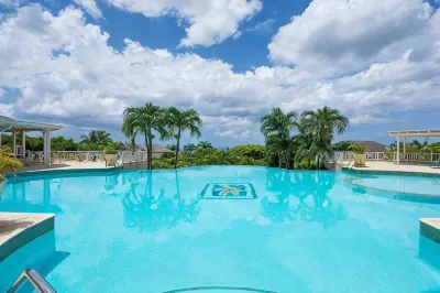 Luxury penthouse apartment on exclusive Sugar Hill resort with beach club access فنادق في 