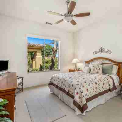 PGA West home on the private Tom Weiskopf 18th fairway Rooms