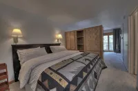 1 min. to slopes!Wake up & Ski! Steps to ski lift/gondola, shops & dining!