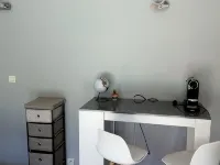 Charming independent studio in Martigues town center, swimming pool, spa Hotels in Martigues