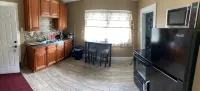 Luxury Cali King Suite · Smart TVs & Wireless Charging in Every Room - 2 estrellas