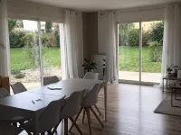 Air-Conditioned Single-Storey House with 3 Bedrooms and Swimming Pool Hôtels à : Bernac