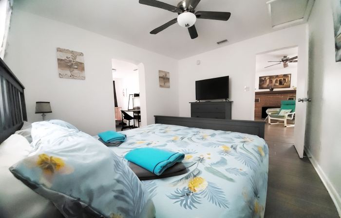 Up to 10 guests - Just min to Clearwater Beach & Indian Rocks Beach
