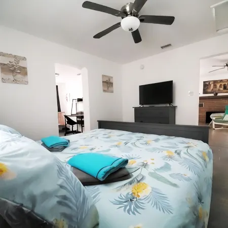 Up to 10 guests - Just min to Clearwater Beach & Indian Rocks Beach