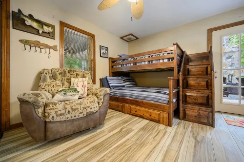 Boomer Bed & Bass; 2 bedroom, 2 bathroom family cabin. - Chalets